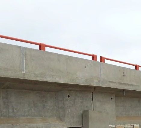 Baranda vehicular metálica instalada en puente