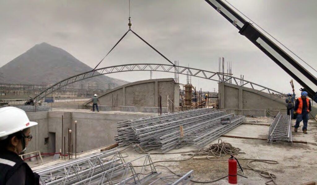 Izada de tijerales metálicos fabricados por MCA en una obra en Trujillo