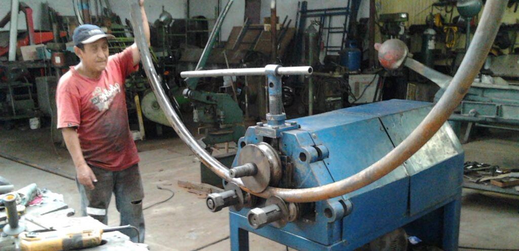 Rolado de perfil metálico en el taller de MCA