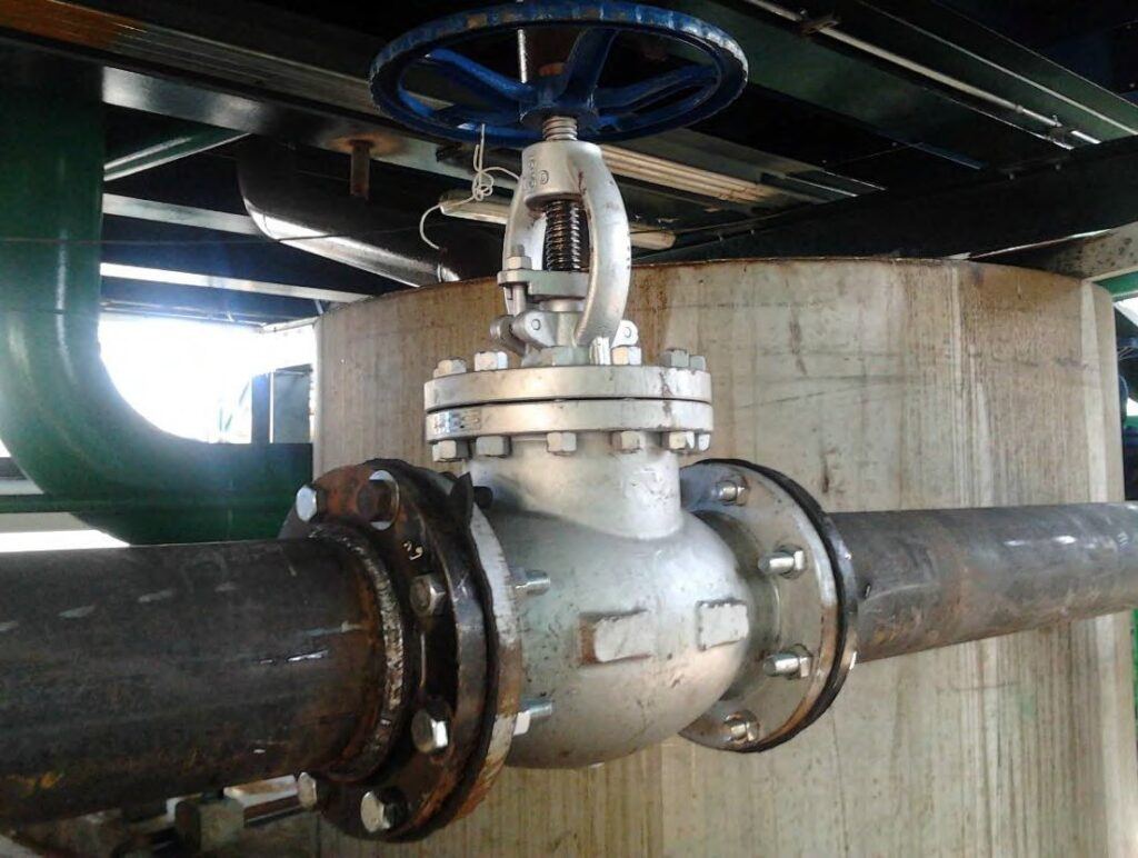 Tubería industrial con válvula